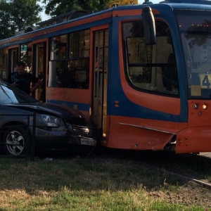 В Таганроге автомобиль Kia врезался в трамвай № 4 В Таганроге автомобиль Kia врезался в трамвай № 4