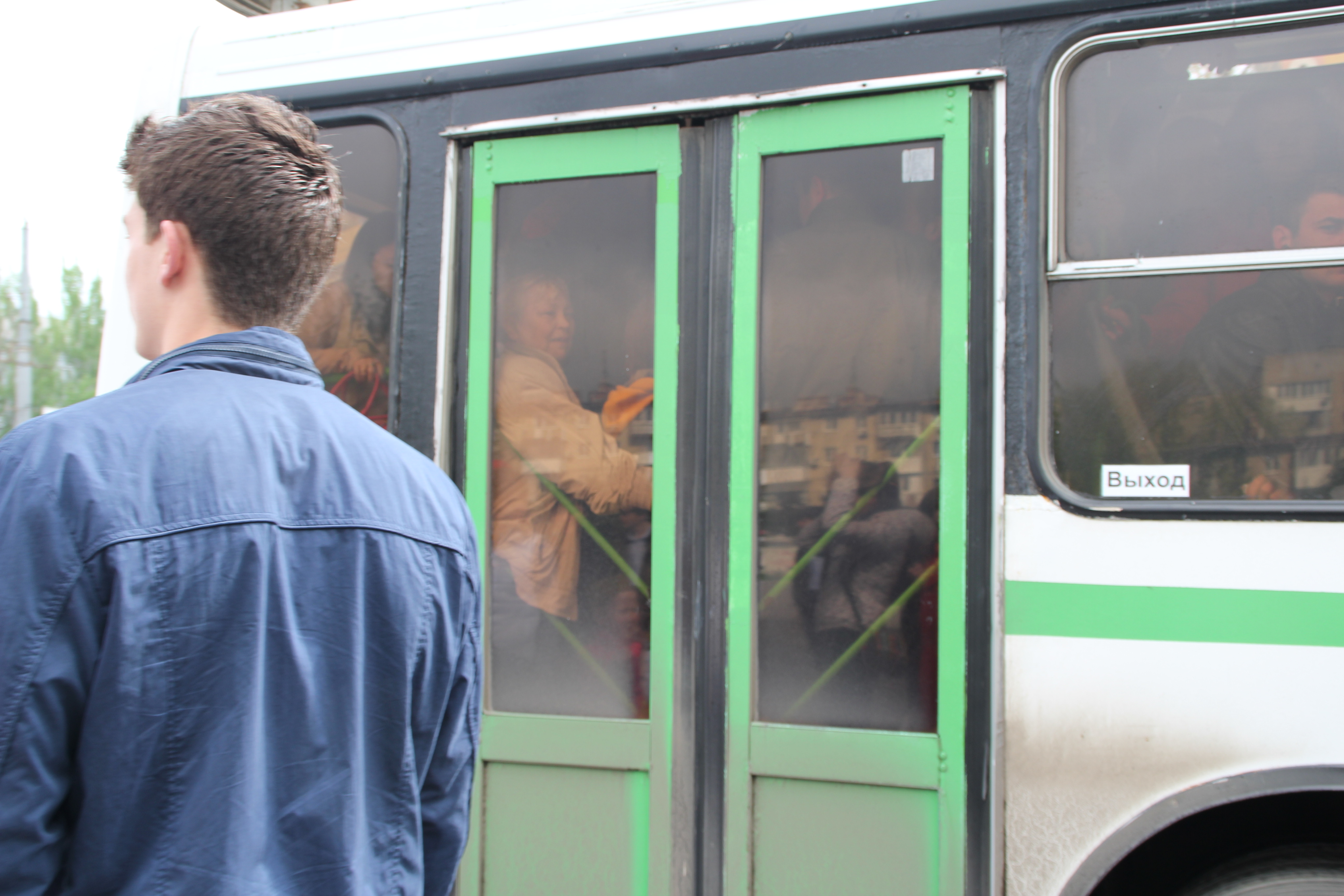 Чтобы попасть в центр города, автобусы ростовчане брали штурмом