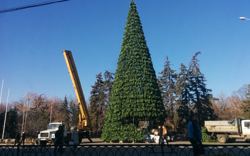 В Ростове-на-Дону началась подготовка к Новому Году: устанавливают главную новогоднюю елку города