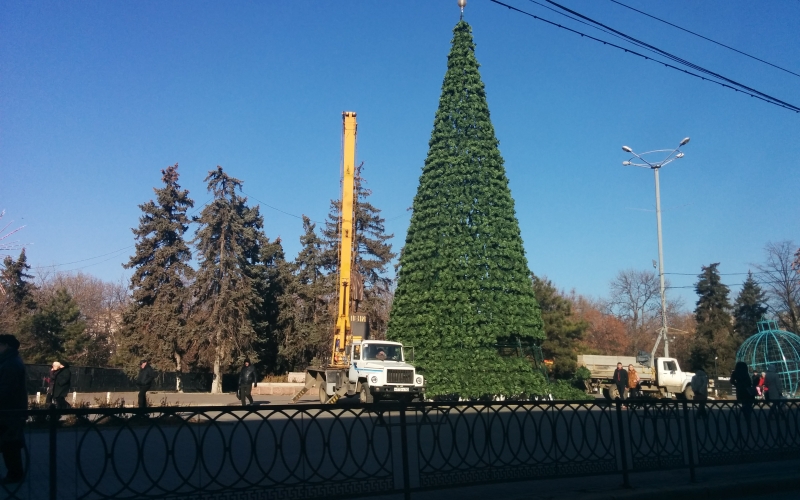 В Ростове-на-Дону началась подготовка к Новому Году: устанавливают главную новогоднюю елку города