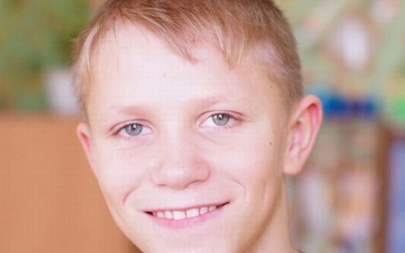 Сергей Баканов (14 лет): глаза серо-голубые, волосы русые, рост 158 см, вес 50 кг.