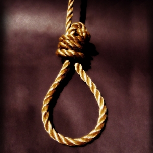 В поселке Матвеев-Курган (Ростовская область) 18 февраля вечером во дворе частного дома была обнаружена 16-летняя повешенная девушка