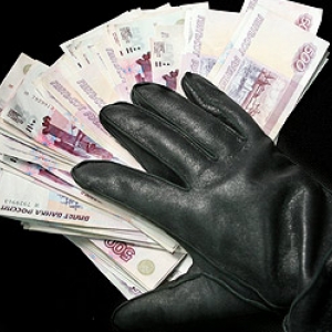 К ограблению оказался причастен 28-летний житель Кропоткина. Со своей жертвой он познакомился в кафе, сумел войти к нему в доверие и узнал, что житель Ростовской области прибыл на Кубань, чтобы забрать у своего знакомого долг 95 тысяч рублей