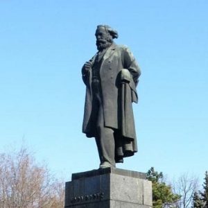 Губернатор области Василий Голубев поддержал ростовчан, которые выступили против переноса памятника Карлу Марксу и установки на его месте памятника Екатерине II
