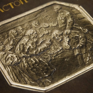 В Ростовской области сотрудники Шахтинской городской библиотеки им. Пушкина организовали необычную  экспозицию. Самый древний переплет датирован 1784 годом, а всего здесь около 30 редких обложек