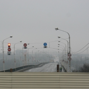 Работы по демонтажу Ворошиловского моста в Ростове-на-Дону начнутся в сентябре текущего года. Об этом сообщили на заседании рабочей группы по подготовке к ЧМ-2018. Мостовики готовы приступить к сносу моста уже сейчас, однако им мешает незакрытый вопрос о переносе проходящего по мосту силового кабеля, который является кольцующим с подстанциями, расположенными на левом берегу Дона