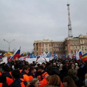 На Театральной площади Ростова-на-Дону стартовал митинг в поддержку Крыма. Наши корреспонденты находятся на месте событий