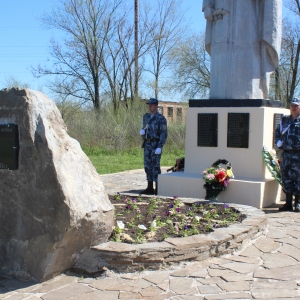 Камень-обелиск, посвященный памяти воинов, не вернувшихся с фронтов Великой Отечественной войны, в воскресенье, 27 апреля, был установлен в Красносулинском районе Ростовской области