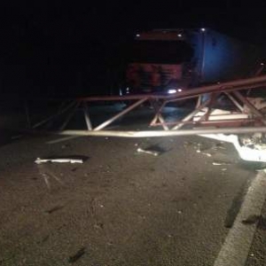 На М-4 "Дон" в Ростовской области грузовик снес рекламную опору, которая затем раздавила "ВАЗ-21012"