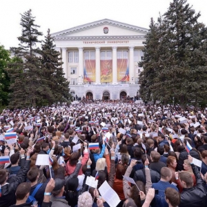 В Ростове-на-Дону 6 мая почти 10 тысяч человек хором спели "День победы", установив тем самым новый рекорд по самому массовому исполнению патриотической песни
