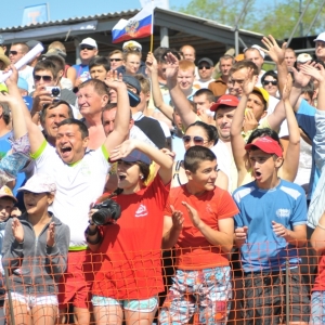 В субботу, 14 июня, на Бизон-Трек-Шоу 2014 в Ростове-на-Дону более 20 тысяч человек споют государственный гимн. Таким образом зрители и участники двенадцатых гонок на тракторах отметят праздник День России