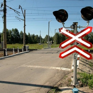 Сегодня, 3 июня, на железнодорожном переезде между станциями Мостовская и Лабинская в Краснодарском крае легковой автомобиль врезался в грузовой поезд