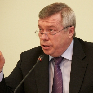 Губернатор Ростовской области Василий Голубев распорядился ввести режим чрезвычайной ситуации на территории ещё 40 городов и районов (6 городов и 34 районов). Такое решение связано с тем, что поток пострадавших граждан из Украины не уменьшается