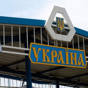 Кабмином Украины было приняторешение "о прекращении движения через некоторые пункты пропуска на границе с Российской Федерацией"