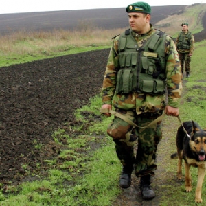 Пограничное управление ФСБ РФ по Ростовской области опровергло сообщения СМИ о том, что российские пограничники якобы открыли огонь по боевикам, пытавшимся перейти на территорию России со стороны Украины, сообщает пресс-служба управления