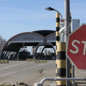 Часть сотрудников российского таможенного пункта пропуска «Гуково» (Ростовская область) в ночь на четверг были эвакуированы из-за стрельбы на территории Украины,однако оставшиеся таможенники с 8.00 мск четверга возобновили работу погранпункта