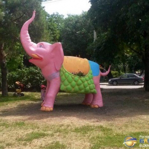 В донской столице стало одним слоном больше. Помимо живых слонов, обитающих в ростовском зоопарке, на Рабочей площади установили слона бетонного, ростом 4,5 метра и весом 3,5 тонны