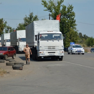 На российско-украинскую границу прибыли первые 16 КамАЗов с гуманитарным грузом из России