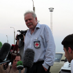 Представитель Международного комитета красного креста Паскаль Кютта выступил перед журналистами недалеко от КПП «Донецк-Изварино»