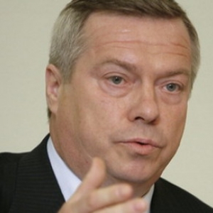 Как сообщил главе Правительства РФ губернатор, в Ростовской области нуждаются в обучении около 14 600 детей, прибывших с Украины. Более 7600 из них – школьники. Уже зачислены в школы 6 500 ребят.  «По предварительным подсчетам, на организацию обучения детей беженцев потребуется в этом году 93,9 млн рублей. С учётом динамики зачисления с января 2015 года и до конца будущего календарного года необходимо ещё примерно 302 млн рублей. Размер затрат будет расти по мере зачисления детей - ежедневно в школы обращаю