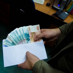 В Ростовской области заместителя начальника УГИБДД подозревают в получении крупной взятки