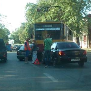 В Ростове-на-Дону трамвай №10 сошел с рельсов и столкнулся с двумя легковыми автомобилями