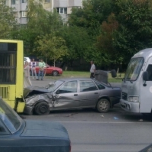 В Ростовской области в ДТП с участием легковушки, маршрутки и автобуса номер 65 пострадал пешеход
