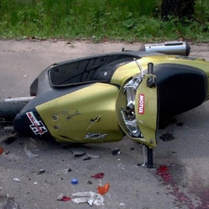 На улице Ленина в Ростове-на-Дону минувшей ночью скутерист погиб, врезавшись в бордюр