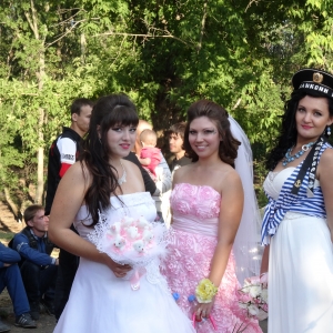 В "Шоу невест", которое прошло в Красном Сулине (Ростовская область), приняли участие 10 девушек, у каждой из которых был собственный образ