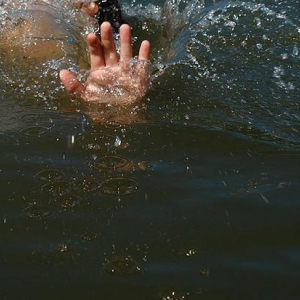 В Ростовской области на Павло-Очаковской косе в результате наводнения утонули 30-летняя женщина и 3-летний сын