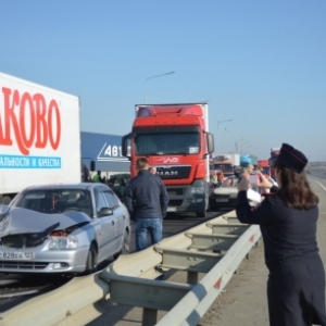 В Краснодарском крае на трассе М-4 "Дон" столкнулись сразу 50 машин. В результате ДТП пострадали восемь человек, один погиб