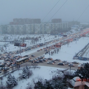 В этом году первый снег в Ростове-на-Дону парализовал движение транспортного потока во всем городе, образовались многокилометровые пробки. 