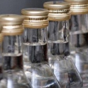 Сотрудники ДПС задержали несколько автомобилей, пытавшихся незаконно транспортировать в общей сложности около 100 тысяч бутылок различного алкоголя.