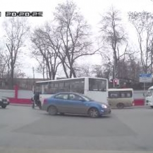 Очередной беспредел, чинимый водителями маршрутки был заснят одним из водителей в Ростове.
