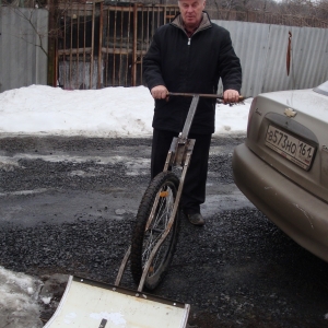 с помощью вело-лопаты убирать снег легко и весело