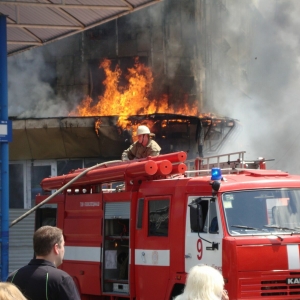 В больнице Ростова-на-Дону привезли четверо пострадавших в пожаре детей и двоих взрослых.