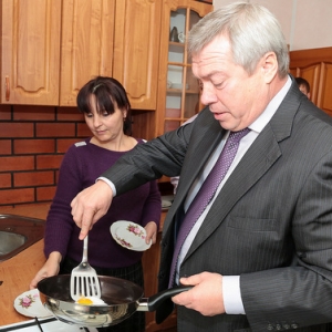 В тысячный дом в селе Ростовской области провели газ. Губернатор региона Василий Голубев в честь этого приготовил яичницу в гостях у хозяев этого дома