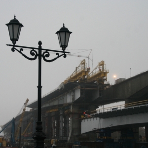 В Ростове-на-Дону по состоянию на 17:00 так и не начался подъем основного пролета Ворошиловского моста, хотя все к этому уже готово - пролет закреплен тросами параллельно мосту. О том, что сейчас происходит на ростовской набережной - в нашем фоторепортаже