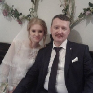Экс-министр обороны Донбасса женился на студентке из Ростова-на-Дону.