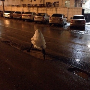 Как пишут ростовчане в социальных сетях, на проезжей части на пересечении улиц Сарьяна и 49 линии образовалась большая яма