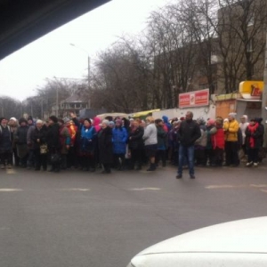 В Ростове люди перекрыли центральную улицу и требуют встречи с губернатором области. 