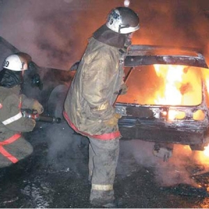 На то, чтобы потушить «Волгу», спасателям потребовалась всего несколько минут.