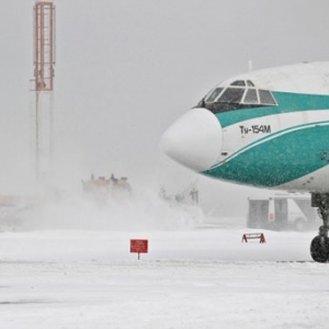 Из-за сильного снегопада задерживаются рейсы из Москвы, а также в Москву, Петербург и в Ереван.