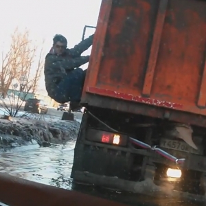 В социальных сетях появилось видео ростовчанки, которая в своем автомобиле застряла в глубокой луже на левом берегу Дона