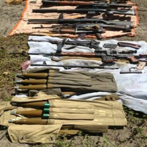 На северной окраине хутора Новая Надежда, который находится в Ростовской области, пограничниками был обнаружен склад с оружием.