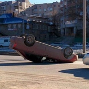 Сегодня, 18 февраля, на перекрестке с круговым движением улиц Армянской, Лелюшенко, Штахановского и Георгиевской красный Ford Focus перевернулся и загорелся.