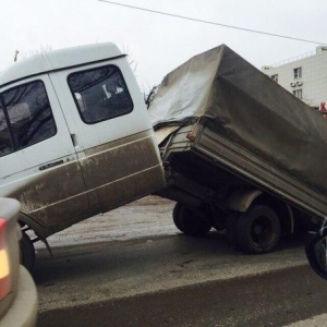 На улице Таганрогской в Ростове-на-Дону неожиданным образом разломился грузовик российского производства, в основе которого лежит «ГАЗель». 