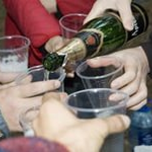 за распитие спиртных напитков в общественных местах грозит штраф в 500 - 1000 рублей