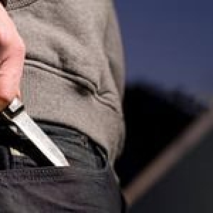 В Ростовской области 30-летний парень ударил женщину ножом в спину из-за сумки и мобильного телефона
