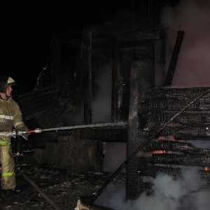 В понедельник днем в поселке Лысогорка загорелся частный одноэтажный дом. 